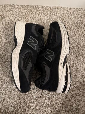 New Balance Black & White M2002RV1 Runner